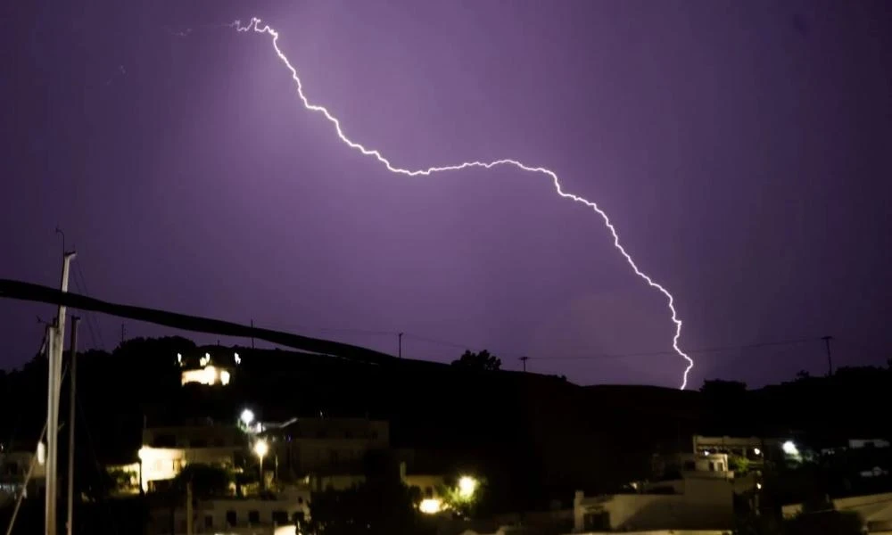 Κεραυνοί και καταιγίδες στην Αττική: Πώς θα εξελιχθεί η κακοκαιρία